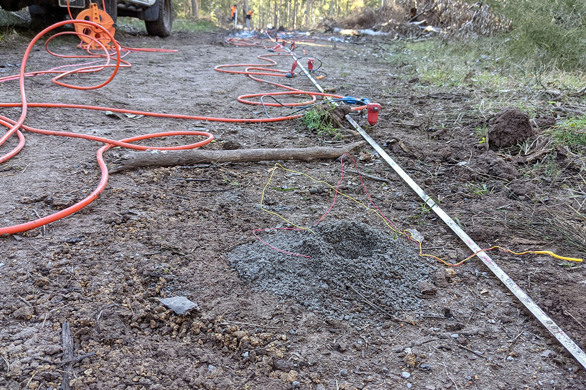 Explosive seismic source used in geotechnical geophysical survey